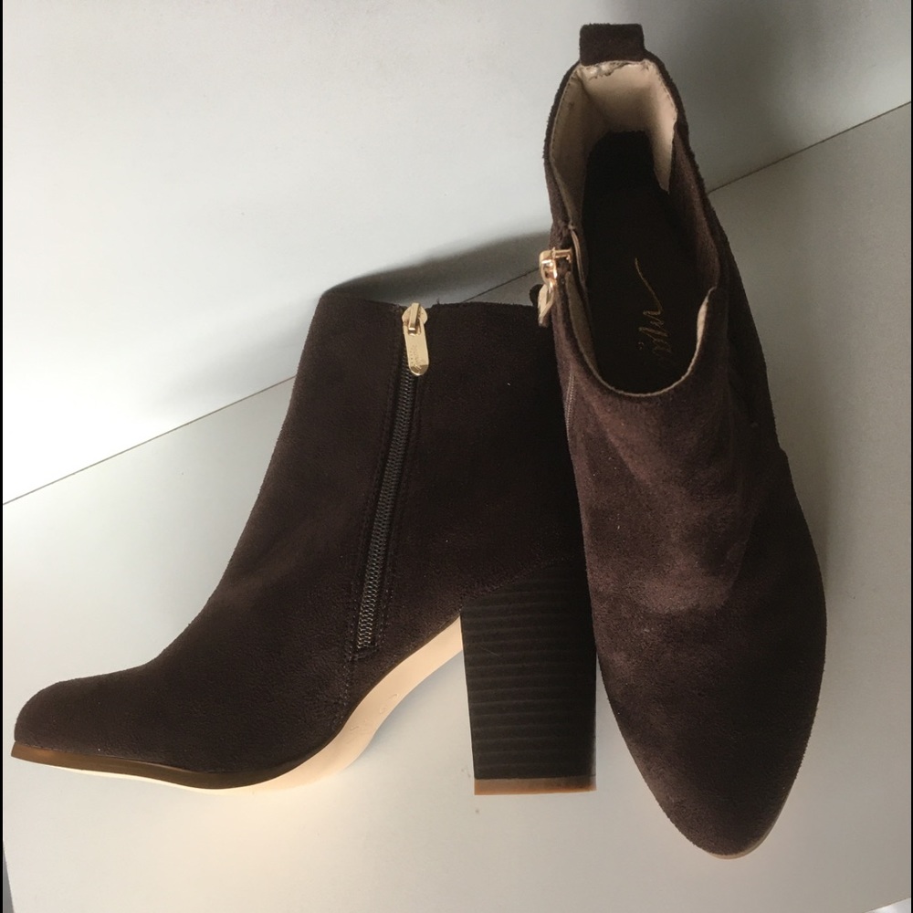 MACKIN GIRL. FAUX SUEDE BOOTIE SIZE 7